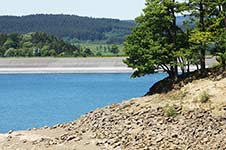 Blick über die Waldenburger Bucht auf den Biggedamm