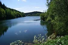 Malerischer Bick vom Rundweg auf den Breitenbachstausee