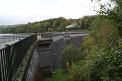 Blick über die Staumauer auf Haus Glörtal