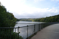 Blick vom Ende der Staumauer über die Glörtalsperre