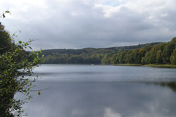 Herbstlicher Blick über den See auf den Badestrand