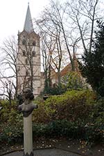 Denkmal der Äbtissin Elisabeth von Herford vor dem Herforder Münster