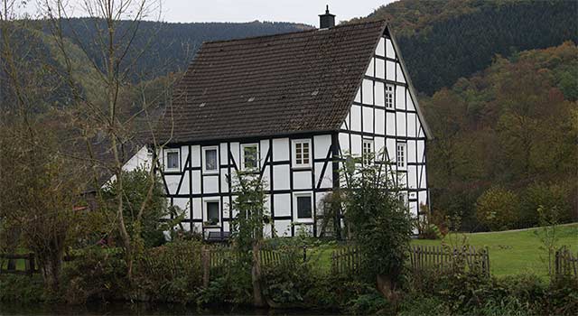 Altes Fachwerkhaus am Ufer der Lenne gegenüber dem Schloss Lenhausen