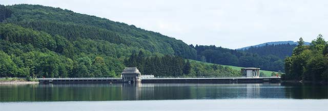 Blick von Windebruch auf die Staumauer der Listertalsperre