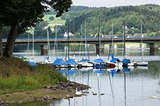 Segelboote bei Gut Kalberschnacke an der Listertalsperre