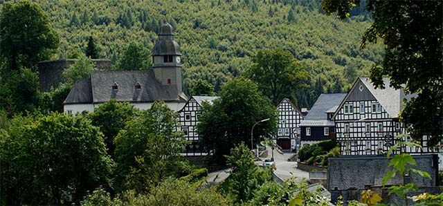 Blick auf Nordenau mit der Ruine des Bergfrieds der Burg Rappelstein