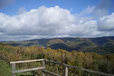 Ausblick vom Oberbecken des Pumpspeicherwerks auf die Berge des Sauerlandes