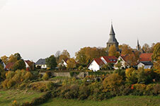 Blick vom Stadtmauerweg in Rüthen auf die Johanneskirche