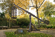 Der original nachgebaute Rüthener Schubstuhl nahe dem früheren Schneringer Tor