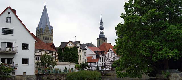 Blick über den ‚Großen Teich‘  in Soest auf die Türme von St. Patrokli und St. Petri