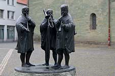 Aldegrever-Brunnen von Kord Winter auf dem südlichen Vorplatz von St. Petri in Soest