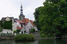 Blick über den „Großen Teich“ auf den Turm von St. Petri („Alde Kerke“) 