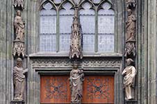 Südportal (Detail) der evangelischen Kirche St. Maria zur Wiesen (Wiesenkirche) mit der "Westfälischen Madonna"