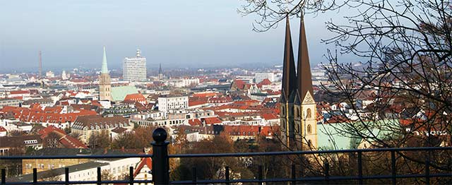 Blick von der Sparrenburg auf die ostwestfälische Metropole Bielefeld