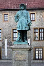 Standbild des Großen Kurfürsten Friedrich Wilhelm von Brandenburg im Innenhof der Sparrenburg