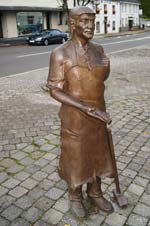 Bronzeskulptur eines Messerschmieds (Metzmeker) im Zentrum von Breckerfeld