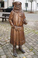 Bronzeskulptur eines reichen mittelalterlichen Handelskaufmanns im Zentrum von Breckerfeld