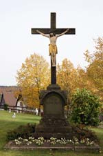 Kruzifix auf dem Kirchhof der St.-Clemens-Kirche in Kallenhardt