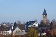 Blick auf Helden mit der Pfarrkirche St. Hippolytus