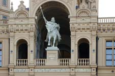 Statue des Niklot (Stammvater der Herzöge und Großherzöge von Mecklenburg) in der Frontfassade des Schweriner Schlosses