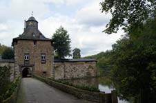  Schloss Crottorf mit Burggraben 