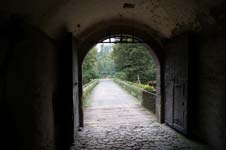 Blick durch das Burgtor in den Park von Schloss Crottorf