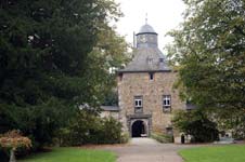 Blick vom Park auf Schloss Crottorf