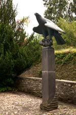 Skulptur eines Adlers im Innenhof von Schloss Crottorf