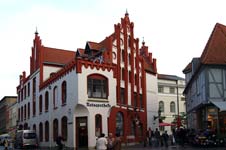 Die Ratsapotheke in Wismar hinter dem Rathaus