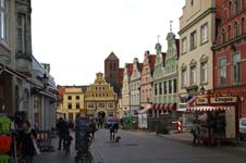 Altstadt von Wismar mit der St.-Nikolai-Kirche im Hintergrund