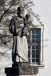 Heiligenfigur vor der Abteikirche Marienstatt