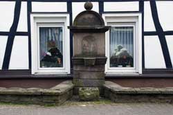 Steinerner Brunnen an der alten Heidenstraße in Hohkeppel