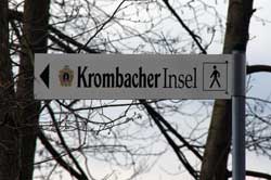 Wegweiser zur "Krombacher Insel