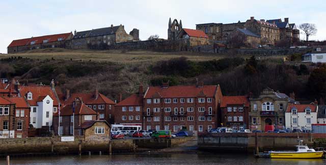 Der Hafen von Whitby mit Blick auf die Abbey