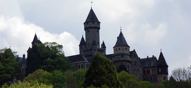Blick aus dem Lahntal auf Schloss Braunfels