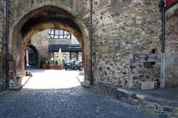 Talpforte von Schloss Braunfels mit Pranger