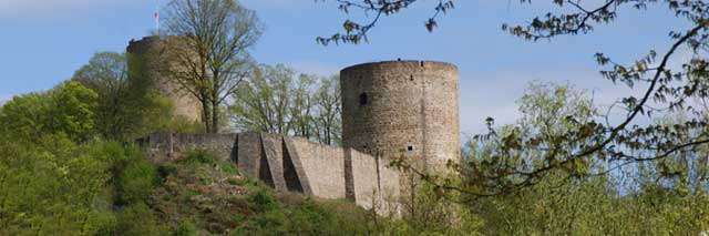 Blick aus dem Siegtal auf die Burganlage der Stadt Blankenberg