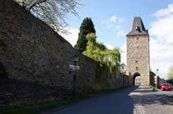 Stadtmauer mit Katharinenturm in Stadt Blankenberg