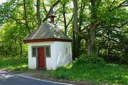 Die Strahlenbachskapelle an der Brüderstraße zwischen Wildenburg und Hammerhöhe