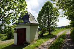 Die Rochus-Kapelle oberhalb von Wildenburg