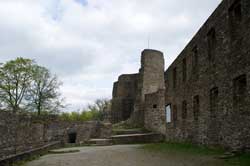 Burgruine Windeck mit Palas und Bergfried