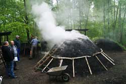 Kohlenmeiler im historischen Hauberg Fellinghausen