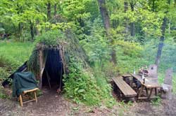 Köhlerhütte im historischen Hauberg Fellinghausen