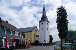 Ev. Kirche Drabenderhöhe unmittelbar an der Kreuzung der Brüderstaße mit der Zeithstraße