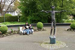 Skulptur Der Knabe mit Stecken genannt Helmut