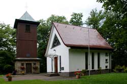 Waldkapelle Brauersdorf mit Glockenturm