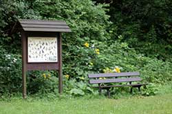 Info-Schild mit Ruhebank am Obernaustausee