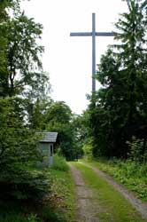 Das Holzkreuz oberhalb von Kapelle und Kalvarienberg