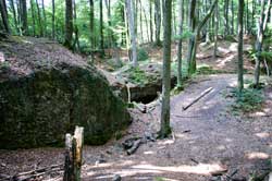 Das Höhlloch zwischen Hütte und Winkel