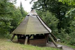 Die Köhlerhütte unterhalb der Ginsberger Heide